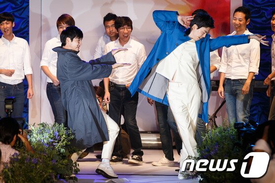 본문 이미지 - 국내 첫 동성결혼식을 올린 김조광수 감독과 김승환 레인보우팩토리 대표가 7일 오후 서울 청계천 광통교 앞에서 열린 '김조광수와 김승환의 당연한 결혼식, 어느 멋진 날'에서 커플댄스를 추고 있다.이들은 결혼식 축의금과 올해 하반기, 내년 상반기 모금을 통해 성소수자 인권센터인 '신나는 센터'와 이를 운영하는 성소수자 인권 재단(가칭)을 설립할 계획이다. 누구나 공개된 계좌로 입금할 수 있다. 2013.9.7/뉴스1 © News1   유승관 기자