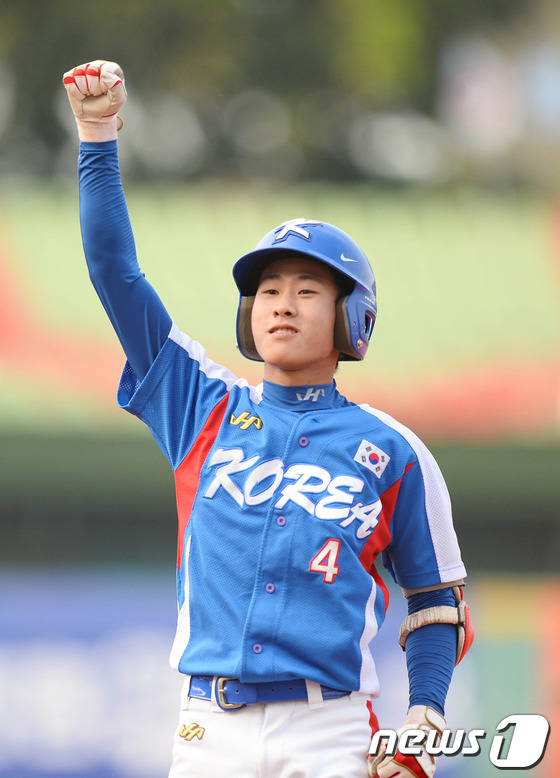 (타이중=뉴스1) 사진공동취재단 = 한국청소년야구대표팀의 박찬호가 7일 오후 대만 타이중시 인터컨티넨털구장에서 열린 제26회 세계청소년야구선수권대회 대만과의 경기에서 승부치기 연장 …