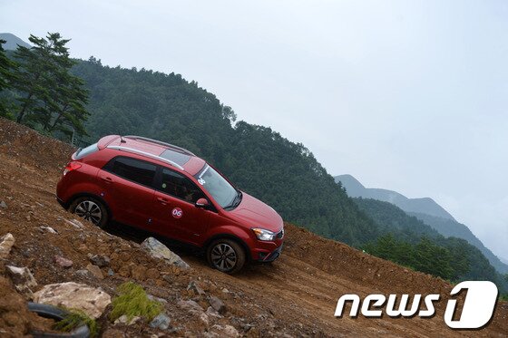 본문 이미지 - 쌍용차 뉴코란도C 오프로드 주행 모습(사진제공=쌍용자동차)© News1  
