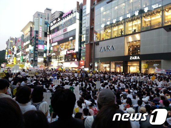 본문 이미지 - 성남보호관찰소 기습이전을 반대하는 대규모 항의집회가 7일 오후 6시부터 열린 가운데 서현역 문화거리를 가득메운 시위대 모습. 이들은 오후 8시 이후 자진 해산했다. © News1정원평기자
