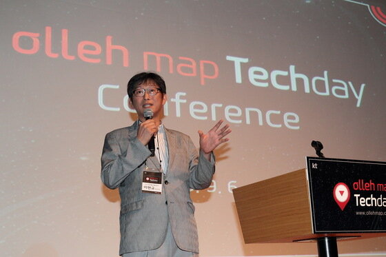 본문 이미지 - KT가 지난 6일 광화문 KT 올레스퀘어에서 약 200여 국내기업과 개발자들을 초청해 '2013 올레맵 테크 데이' 컨퍼런스 행사를 개최했다. KT 오픈플랫폼개발본부 이현규 본부장이 인사말과 함께 참석자들에게 GIS 산업 활성화를 위한 KT의 동반성장 전략에 대해 발표하고 있다.© News1  