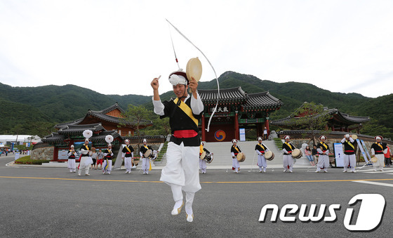 (서울=뉴스1) 이동원 기자 = 국악운동의 선구자 고(故) 기산 박헌봉 선생의 업적을 기리고 추모하기 위한 '제7회 기산국악제전'이 7일 오후 경남 산청군 2013 산청세계전통의약 …