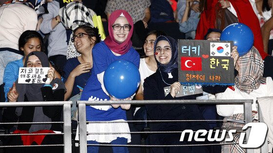 본문 이미지 - 8일(한국시간) '이스탄불-경주세계문화엑스포2013' 특별행사로 이스탄불 윌케르 스포츠 아레나에서 열린 K-POP페스티벌에 터키 소녀들이 한국어로 만든 피켓을 들고 환호하고 있다사진제공=경주세계문화엑스포/2013.9.8/뉴스1 © News1 최창호 기자