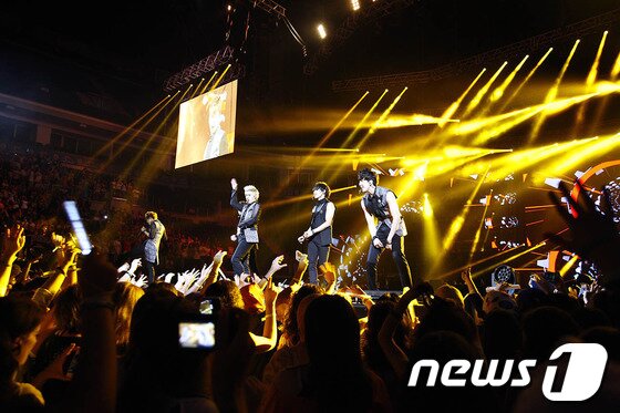 본문 이미지 - 8일(한국시간) '이스탄불-경주세계문화엑스포2013' 특별행사로 이스탄불 윌케르 스포츠 아레나에서 열린 K-POP페스티벌에 서 앰블랙이 팬들의 환호에 답하고 있다.사진제공=경주세계문화엑스포/2013.9.8/뉴스1 © News1 최창호 기자