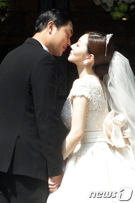 본문 이미지 - 배우 이순재가 8일 오후 서울 강남구 삼성동 노블발렌티에서 열리는 배우 여현수와 정하윤의 결혼식에 참석하고 있다.여현수와 정하윤은 과거 같은 소속사에서 활동했던 것을 인연으로 연인으로 발전해 지난 해 9월 열애사실을 공식적으로 밝혔다. 결혼을 전제로 교제해오던 두 사람은 지난 7월 소속사를 통해 가을 중 결혼 계획이 있음을 알렸다. 2013.9.8 머니투데이/뉴스1 © News1   