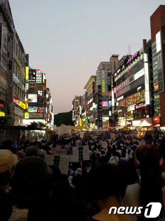 본문 이미지 - 성남보호관찰소 분당 서현동 기습 이전에 항의하는 시민들이 8일 서현역 문화거리에서 2000여명이 참여하는 대규모 2차 항의집회를 벌이고 있다. 이들은 보호관찰소 즉각 이전을 요구하고 있다.  © News1 정원평기자