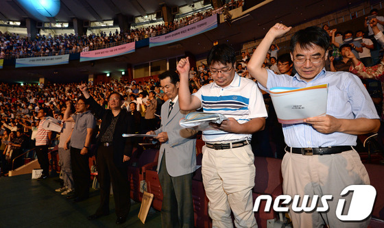 (서울=뉴스1) 박세연 기자 = 8일 오후 서울 송파구 잠실실내체육관에서 열린 대한한의사협회 사원총회에서 참석자들이 '2013 한의사 선언문'을 낭독하고 있다. 이번 총회에서 참석 …