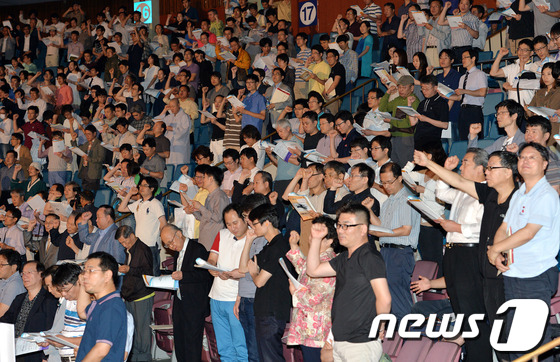 (서울=뉴스1) 박세연 기자 = 8일 오후 서울 송파구 잠실실내체육관에서 열린 대한한의사협회 사원총회에서 참석자들이 '2013 한의사 선언문'을 낭독하고 있다. 이번 총회에서 참석 …