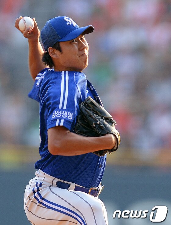 본문 이미지 - 8일 오후 잠실야구장에서 열린 ‘2013 한국야쿠르트 세븐프로야구’ LG트윈스와 삼성라이온즈의 경기에서 삼성 선발 차우찬이 역투하고 있다. 2013.9.8/뉴스1 © News1   이동원 기자