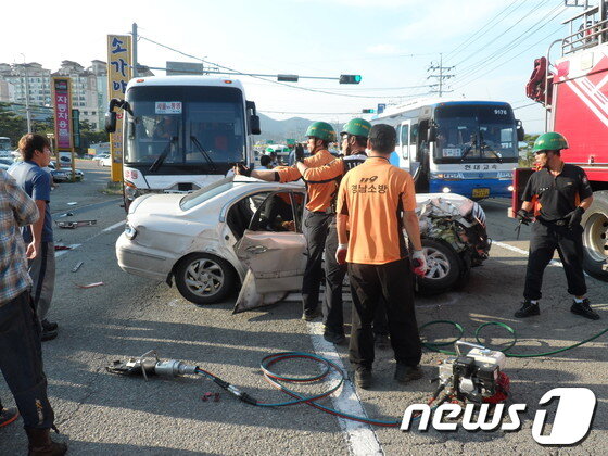 본문 이미지 - 8일 오후 4시45분께 경남 고성군 고성읍 동외리 14번 지방도로에서 발생한 교통사고 현장. <경남소방본부 제공>© © News1 