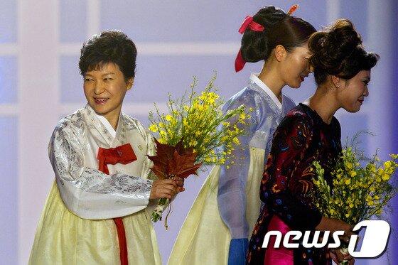 본문 이미지 - 박근혜 대통령이 8일 오후 베트남 하노이 경남하노이 랜드마크호텔에서 열린 한복-아오자이 패션쇼에서 인사말을 마치고 무대를 내려오고 있다.©AFP= News1   