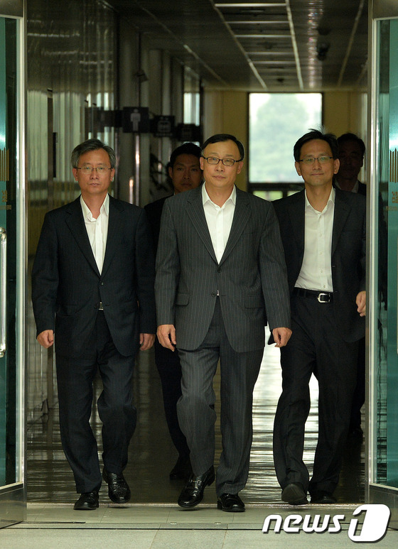 (서울=뉴스1) 박세연 기자 = 채동욱 검찰청장이 9일 오후 점심식사를 하기 위해 서울 서초구 대검찰청에서 식당으로 향하고 있다. 채동욱 검찰청장은 조선일보에서 제기한 '혼외자식 …