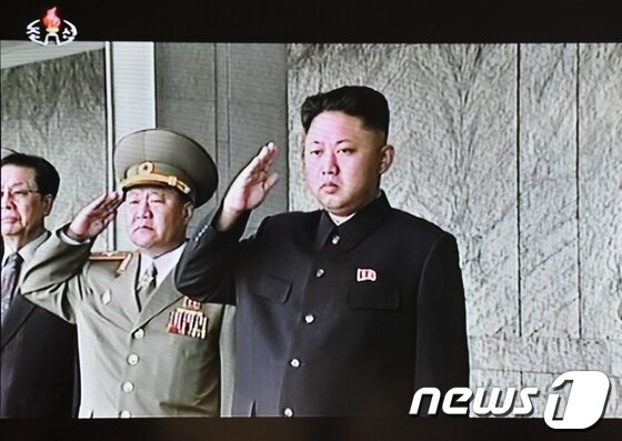 본문 이미지 - 조선중앙TV화면에 등장한 김정은 북한 국방위원회 제 1위원장  ©AFP=News1 