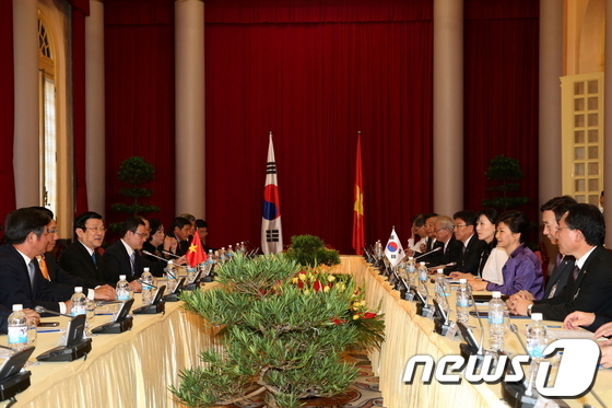 (서울=뉴스1)  = 박근혜 대통령과 쯔엉 떤 상 베트남 국가주석이 9일 오전(현지시간) 베트남 주석궁에서 열린 확대정상회담에서 양국 우호증진과 경제협력 등에 대해 논의하고 있다. …