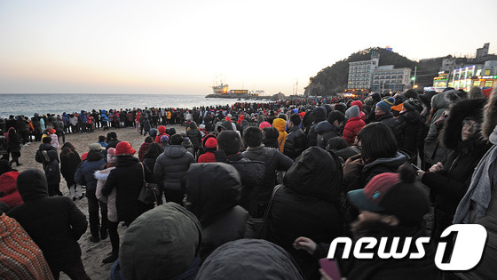 (강릉=뉴스1) 윤창완 기자 = 2014년 갑오해 첫날을 맞은 1일 오전 강원 강릉 정동진을 찾은 관광객들이 첫 일출을 기다리고 있다. 2014.1.1/뉴스1