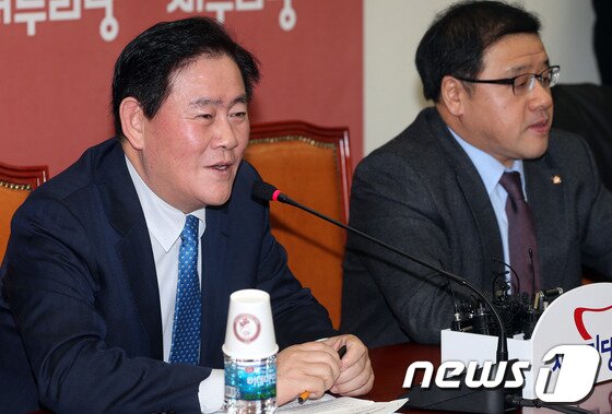 본문 이미지 - 최경환 새누리당 원내대표가 10일 오전 서울 여의도 국회에서 열린 주요당직자회의에 모두발언을 하고 있다. 최 원내대표는 민주당이 '의료영리화 저지 특위'를 구성하는 등 '의료 민영화' 논란을 촉발시키는 데 대해 