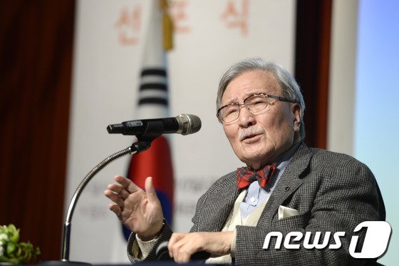 김동길 연세대학교 명예교수가 10일 오후 서울 송파구 지역사회교육회관에서 열린 홈빌더 운동 선포식에서 스피치를 하고 있다.  2014.1.10/뉴스1