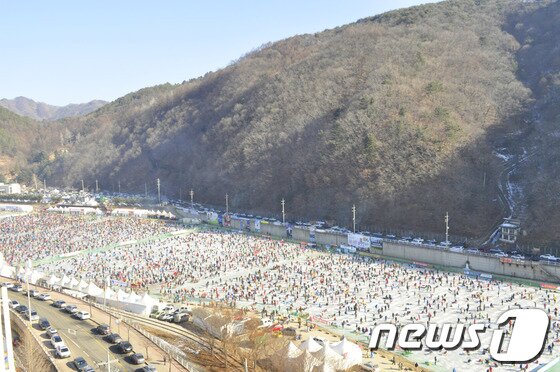 본문 이미지 - 11일 화천 산천어 축제를 찾은 관광객들로 얼음낚시터에 발 디딜 틈이 없다. 2014.01.11/뉴스1 © News1   홍성우 기자