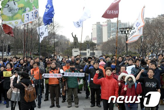 본문 이미지 - 11일 오후 서울 서대문 독립공원에서 열린 전국 대학 민주동문회 연합 시국대회에서 참가자들이 구호를 외치고 있다. 이들은 정부가 국가기관의 대선개입 사건에 대해 특검 도입을 수용할 것과 국정원 및 국군사이버사령부 전면 개혁, 공공부문의 사회공공성 강화, 민생·복지 공약 이행 등을 요구했다. 2014.1.11/뉴스1 © News1   안은나 기자