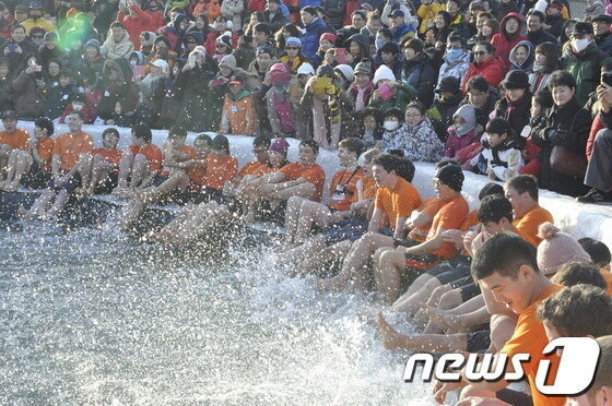 본문 이미지 - 화천 산천어 축제가 열리고 있는 가운데 11일 '맨손잡기 체험'에 참여한 관광객들이 입수하기전 물장구를 치고 있다.2014.01.11/뉴스1 © News1   홍성우 기자