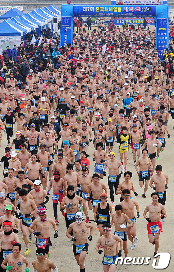 (대구=뉴스1) 김영진 기자 = 12일 오전 대구 달서구 두류공원 야구장에서 ‘제7회 전국새해 알몸마라톤대회’가 열려 대회에 참가한 800여명의 시민들이 웃통을 벗고 힘차게 출발하 …