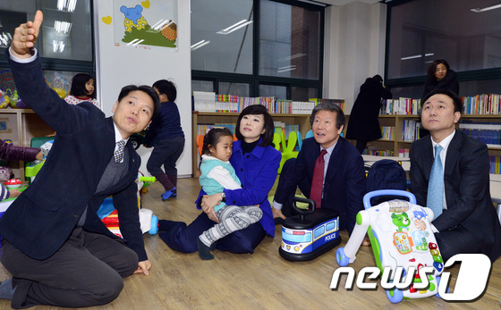 (서울=뉴스1) 최영호 기자 = 조윤선 여성가족부 장관이 13일 오전 서울 강남구 건강가정지원센터에서 열린 공동육아나눔터 장난감 기부 전달식을 마치고 공동육아나눔터에서 이승한(오른 …
