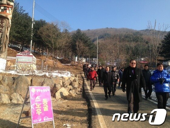 본문 이미지 - 2014년 양주눈꽃축제 행사장에 조선시대 것으로 추정되는 가마터가 발굴돼 문화재청이 조사에 착수할 방침인 가운데 지난달 27일 크라운해태 윤영달 회장이 종이끈으로 둘러쳐진 가마터 옆을 지나가고 있다. © News1 이상휼 기자 