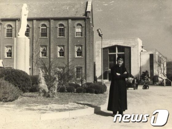 본문 이미지 - 염수정 추기경 1969년 신학교 시절 (천주교 서울대교구 제공) 2014.1.13/뉴스1 © News1   이종덕 기자