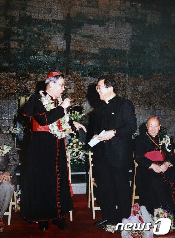 본문 이미지 - 염수정 추기경 1995년 12월7일 혜화동 성당 사제서품 25주년 축하미사. (천주교 서울대교구 제공) 2014.1.13/뉴스1 © News1   이종덕 기자