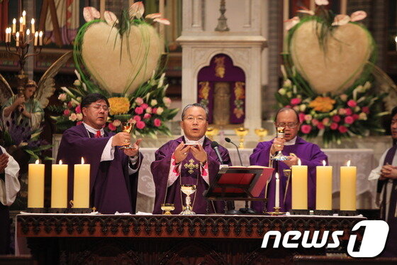 본문 이미지 - 염수정 추기경 2010년 12월 5일 생명위원회 미사 집전. (서울시 천주교대교구 제공) 2014.01.13/뉴스1  © News1   이종덕 기자