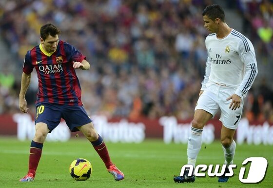 본문 이미지 - 크리스티아누 호날두(29·레알 마드리드)와 리오넬 메시(28·FC 바르셀로나).© AFP=News1  