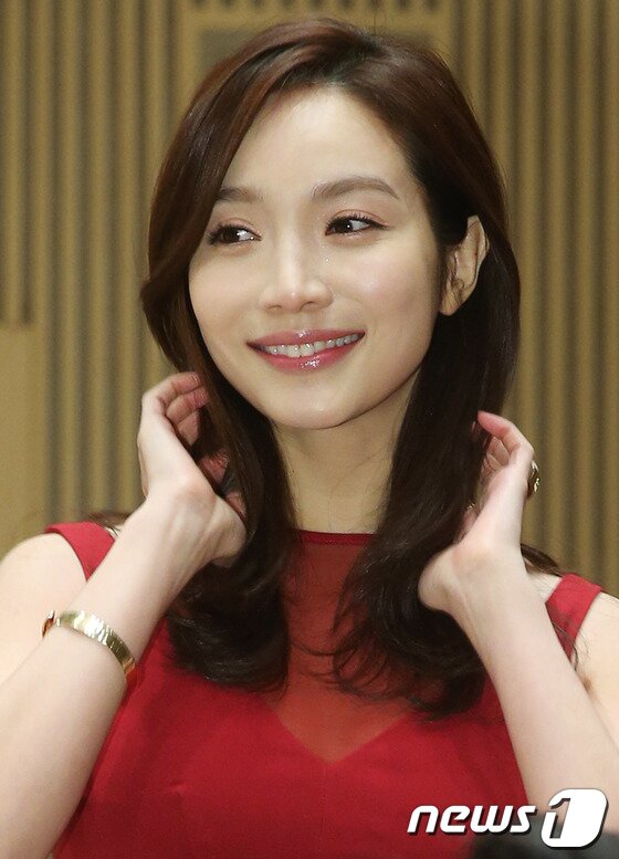 본문 이미지 - 배우 이민영이 15일 오후 서울 양천구 목동 SBS에서 열린 아침드라마 '나만의 당신' 제작발표회에 참석해 인사를 하고 있다.구두닦이로 정직하게 살아온 어머니 슬하에서 자란 딸이 야망에 눈이 먼 모자가 일으킨 끔찍한 사고에 휘말린 후 역경을 극복하고 재기하는 과정을 그 린 드라마 '나만의 당신'은 오는 20일 첫 방송 될 예정이다. 2014.1.15 스타뉴스/뉴스1 © News1   