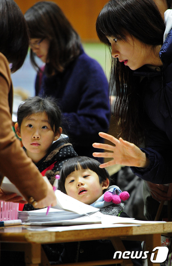 (전주=뉴스1) 김대웅 기자 = 2014학년 초등학교 예비소집이 실시된 15일 오후 전북 전주시 서신동 서일초등학교 에서 학부모와 예비초등생들이 학교관계자로부터 입학관련 안내를 듣 …