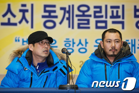 (서울=뉴스1) 유승관 기자 = 쇼트트랙 국가대표 윤재명(왼쪽), 최광복 코치가 15일 오후 서울 태릉선수촌 국제스케이트장 대회의실에서 열린 2014 소치 동계올림픽 빙상국가대표선 …