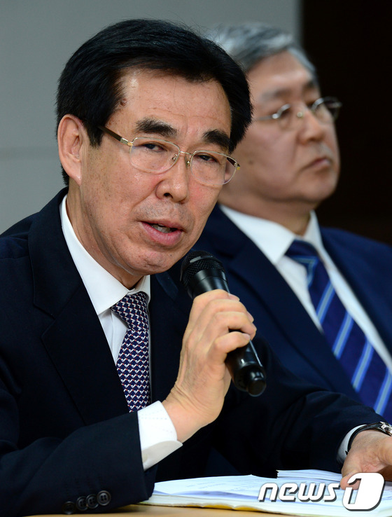 (서울=뉴스1) 박정호 기자 = 이춘실 울산광역시 문화체육관광국장이 16일 오후 서울 국립고궁박물관에서 울산 반구대암각화 보존대책 추진과 관련해 취재진의 질문에 답하고 있다.울산시 …