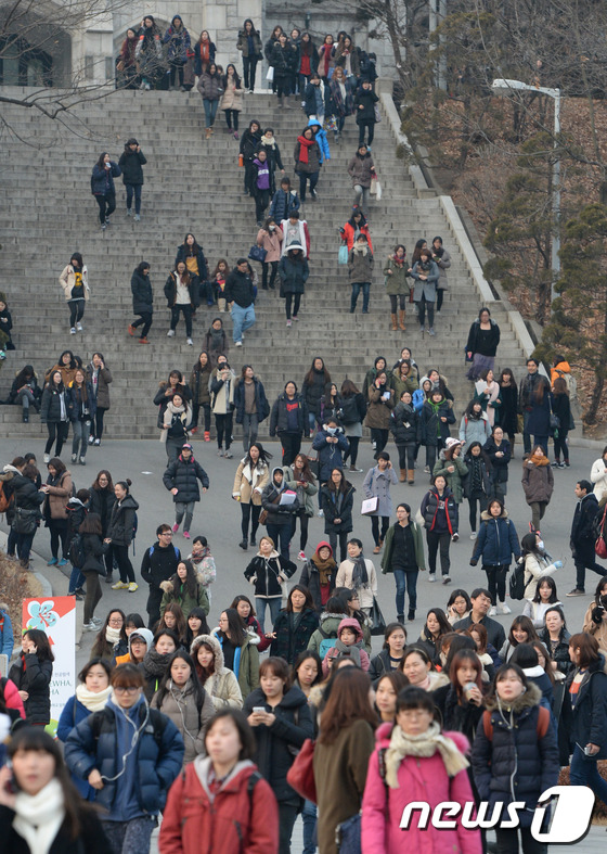(서울=뉴스1) 양동욱 기자 = 17일 오후 서울 이화여자대학교에서 열린 이 대학 2014학년도 편입학시험 응시생들이 시험을 마친 후 고사장을 나서고 있다. 2014.1.17/뉴스 …