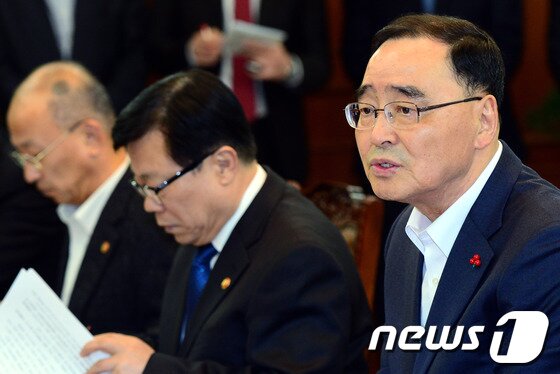 본문 이미지 - 정홍원 국무총리가 18일 오후 종로구 세종로 정부서울청사 집무실에서 열린 AI 관련 긴급 관계장관회의에서 모두발언을 하고 있다. 정 총리는 AI 확산 방지에 총력을 기울일 것을 당부했다. 2014.1.18/뉴스1 © News1   박정호 기자