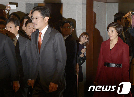 (서울=뉴스1) 박지혜 기자 = 이재용 삼성전자 부회장(왼쪽)과 이서현 삼성에버랜드 패션 부문 사장이 2일 서울 중구 신라호텔에서 열린 삼성그룹 신년하례식에 참석하기 위해 행사장에 …