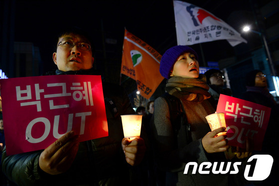 (서울=뉴스1) 박정호 기자 = 2일 오후 서울 여의도 한강 성심병원 앞에서 열린 고 이남종 열사 추모 촛불문화제에서 참석자들이 구호를 외치고 있다.고 이남종(40)씨는 지난해 3 …