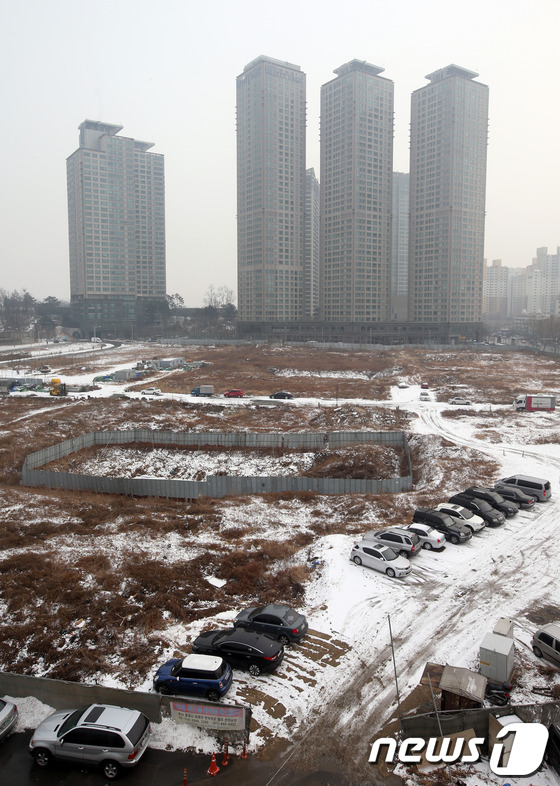 (서울=뉴스1) 한재호 기자 = 강제철거에 맞선 농성자 5명과 이를 진압하던 경찰 특공대원 1명의 목숨을 앗아간 '용산 참사' 5주기를 맞은 20일 서울 용산구 남일당 건물터 일대 …