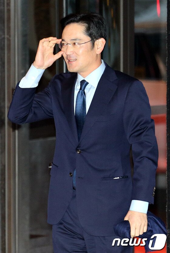 본문 이미지 - 이재용 삼성전자부회장이 삼성그룹 신임 임원축하 만찬에 참석하기 위해 20일 오후 서울 장충동 신라호텔로 들어서고 있다.2014.1.20/뉴스1