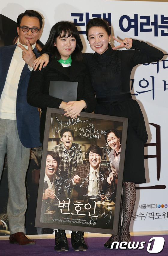 (서울=뉴스1)  = 배우 조민기와 이항나가 20일 오후 서울 강남구 코엑스 메가박스에서 열린 영화 '변호인' 1000만 관객 돌파 관객 감사 무대인사 행사에서 팬과 함께 사진을 …