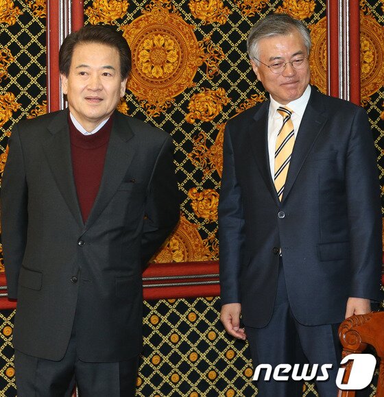 본문 이미지 - 문재인 대통령과 정동영 전 의원. 사진은 지난 2014년 1월21일 당시 국회의원 시절 문 대통령이 정동영 당 상임고문과 함께 민주당 상임고문단 오찬 간담회에서 나란히 서서 간담회가 시작되기를 기다리고 있는 모습. 2014.1.21/뉴스1