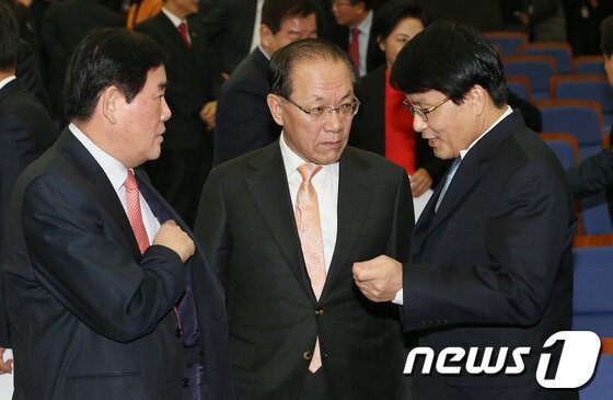 본문 이미지 - 대화 중인 황우여 새누리당 대표와 최경환 원내대표, 윤상현 원내수석부대표 /뉴스1 © News1 송원영 기자