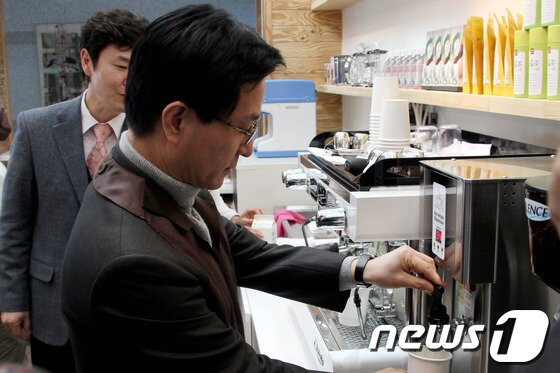 본문 이미지 - 최명희 강릉시장이 22일 '카페 솔향' 오픈식에서 일일 바리스타가 됐다. © News1 윤창완 기자