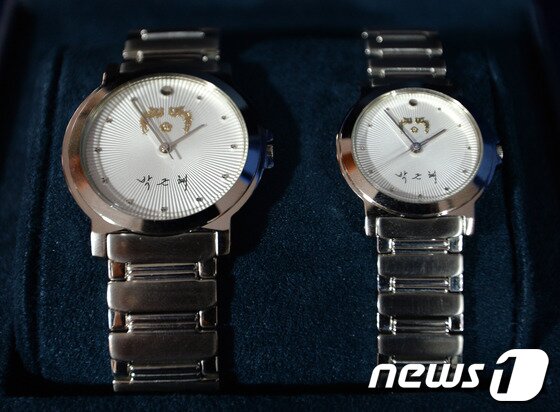 본문 이미지 - 청와대에서 선물용으로 제작한 '박근혜 시계' (뉴스1 DB) 2014.1.22/뉴스1