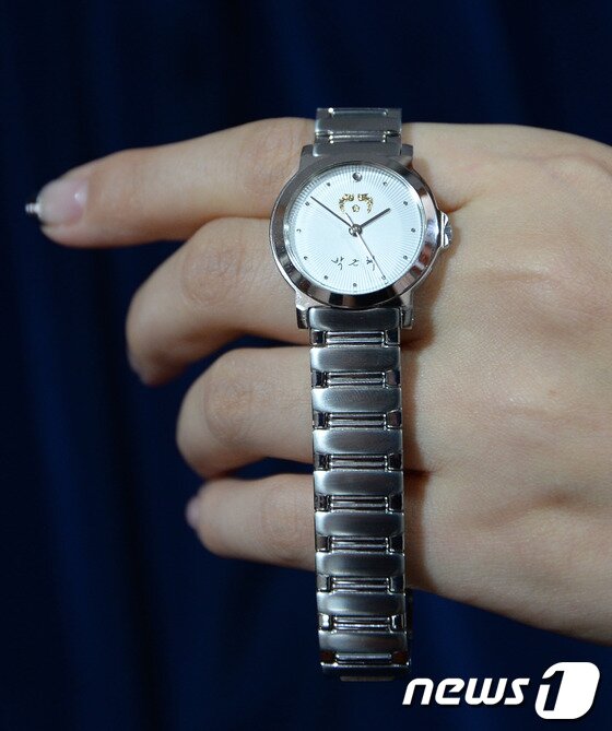 본문 이미지 - 청와대에서 선물용으로 제작한 '박근혜 시계' (뉴스1 DB) 2014.1.22/뉴스1