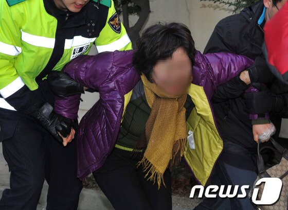 본문 이미지 - 고종사촌 동생을 전기톱으로 살해한 이모(25)씨의 현장검증이 열린 23일 오후 울산시 남구 이씨의 집앞에서 피해자 유족이 오열하고 있다. 2014.1.23/뉴스1 © News1   노화정  기자