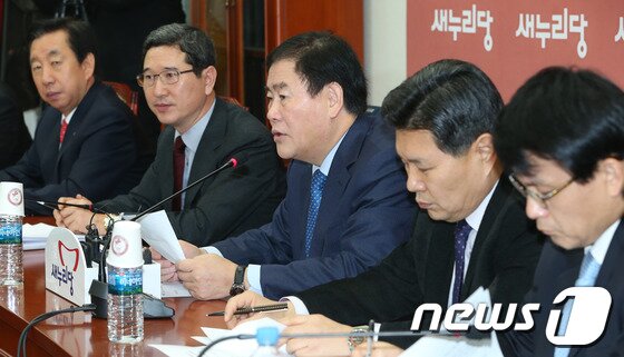 본문 이미지 - 최경환 새누리당 원내대표가 24일 오전 서울 여의도 국회에서 열린 주요당직자회의에서 모두 발언을 하고 있다. 2014.1.24/뉴스1 © News1 송원영 기자