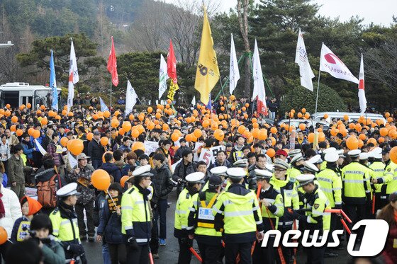 본문 이미지 - 밀양 송전탑 공사를 반대하는 2차 희망버스가 지난 1월25일 오후 밀양시청 앞에서 밀양역까지 5km에 이르는 도심구간을 행진하고 있다.2014.1.25/뉴스1 ⓒ News1